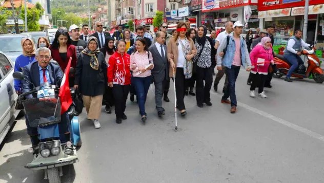 Belediye başkanı gözlerini bağlayıp bastonla 200 metre yürüdü