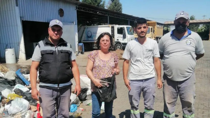 Çöp diye 150 bin liralık birikimini atan ev kadının yüzünü belediye çalışanları güldürdü..