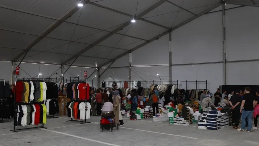 YUNUSEMRE'DE OUTLET ÇARŞISI AÇILDI